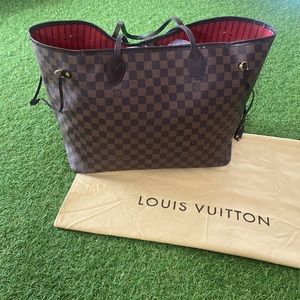 Louis Vuitton Neverfull GM tote Sz: 15.7 x 13 x 7.9 in
(LxWxH) Gently Used